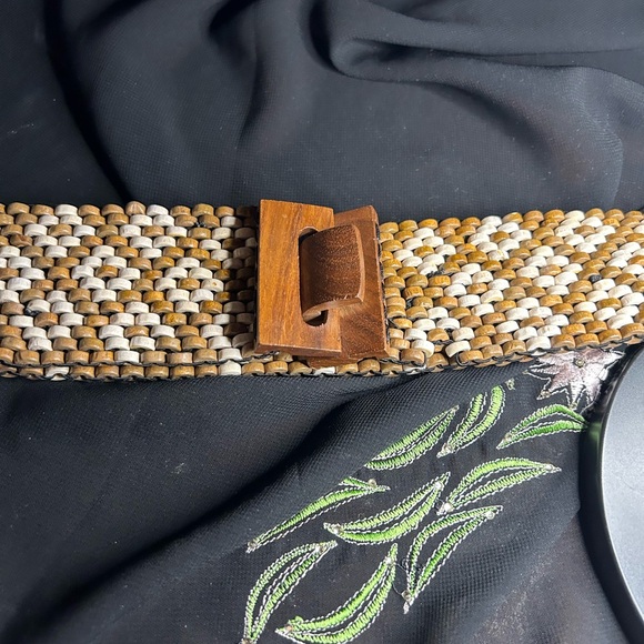 VTG Unique Brown and White Wood beaded stretch belt with wood clasp - Picture 5 of 6